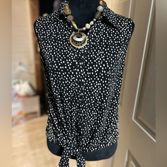 🖤🖤NWT-ADRIANNA PAPPEL BLACK V NECK POCK A DOT SLEEVELESS BLOUSE SZ S🖤🖤 - Picture 2 of 8